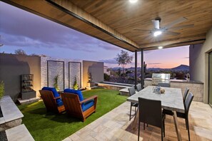 Outdoor dining - Luxury,  Modern Newly-Renovated Home with Breathtaking Views (Phoenix)
