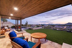 Outdoor dining - Luxury,  Modern Newly-Renovated Home with Breathtaking Views (Phoenix)