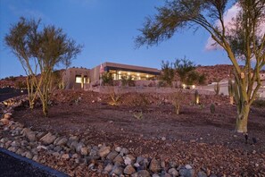 Exterior - Luxury,  Modern Newly-Renovated Home with Breathtaking Views (Phoenix)