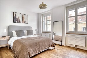 2 bedrooms, iron/ironing board, WiFi, bed sheets - Sunlit Matthäus 3 Room w/ Storage, nr Market, by Blueground (Basel)