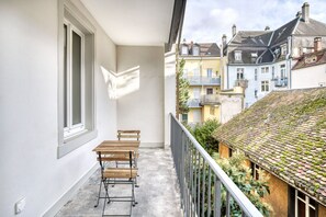 Outdoor dining - Sunlit Matthäus 3 Room w/ Storage, nr Market, by Blueground (Basel)