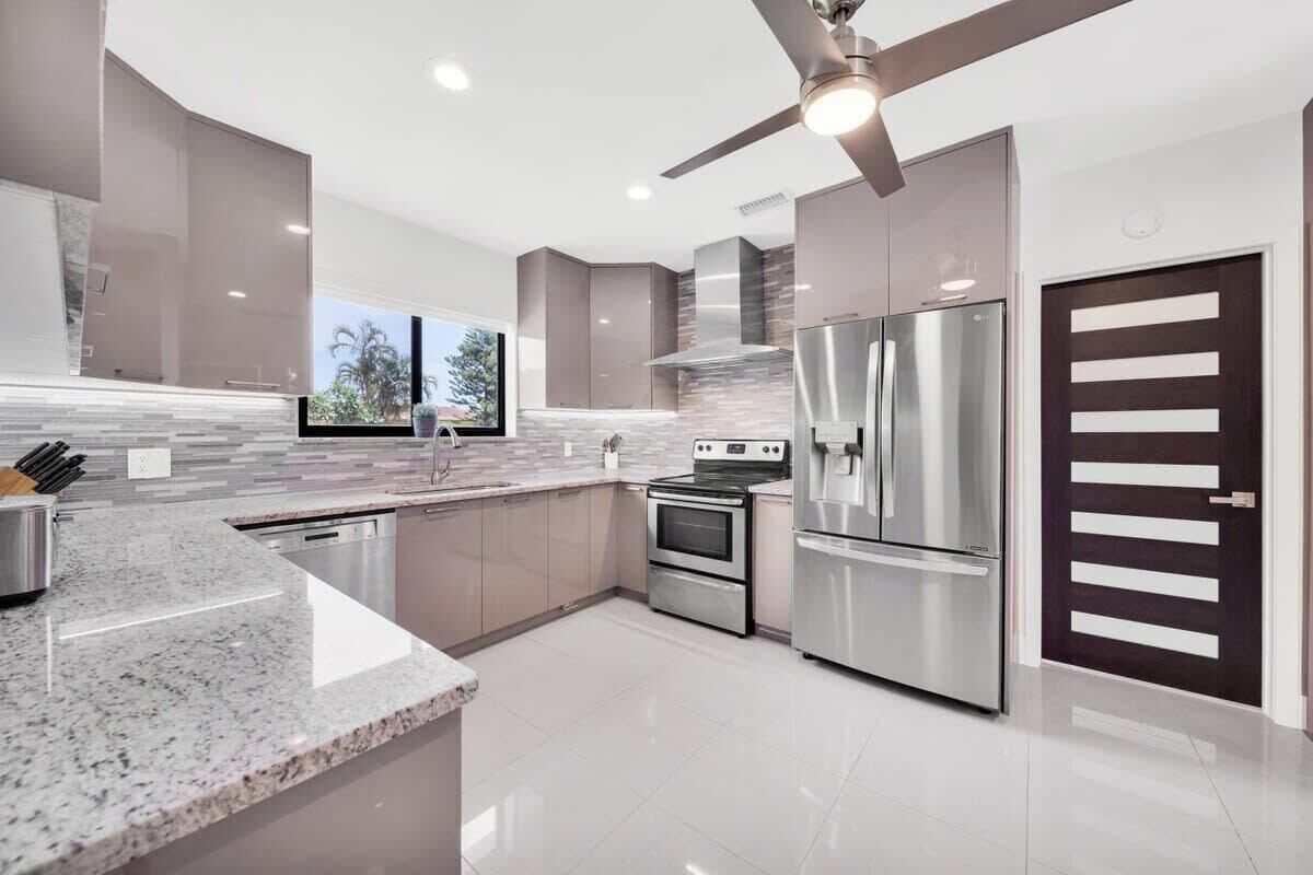 Frigorífico, microondas, horno y placa de cocina