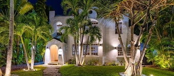 Villa Escape-Beach-BKT Court-Miami Heated Pool