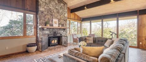 Una Smart TV, una chimenea, una mesa de tenis de mesa