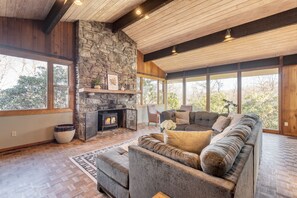 Smart TV, fireplace, table tennis
