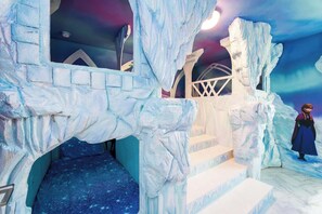 8 quartos, ferros/tábuas de passar roupa, berço de viagem, Wi-Fi