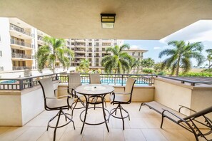 Outdoor dining - Ko Olina Luxurious Ocean view 2 Bedroom 2 Bath Beach Villa (Kapolei)