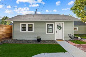 Exterior - Cozy cottage in North End on tree-lined street. (Boise)