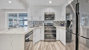 Refrigerador, microondas, horno y parrilla de estufa 