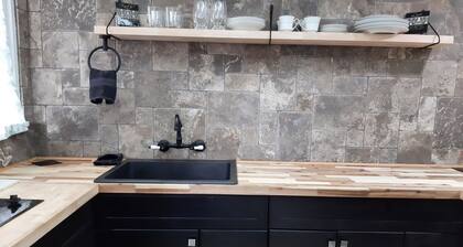 Upscale studio apartment newly remodeled