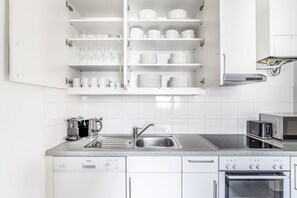 Kjøleskap, mikrobølgeovn, ovn og kokeplater