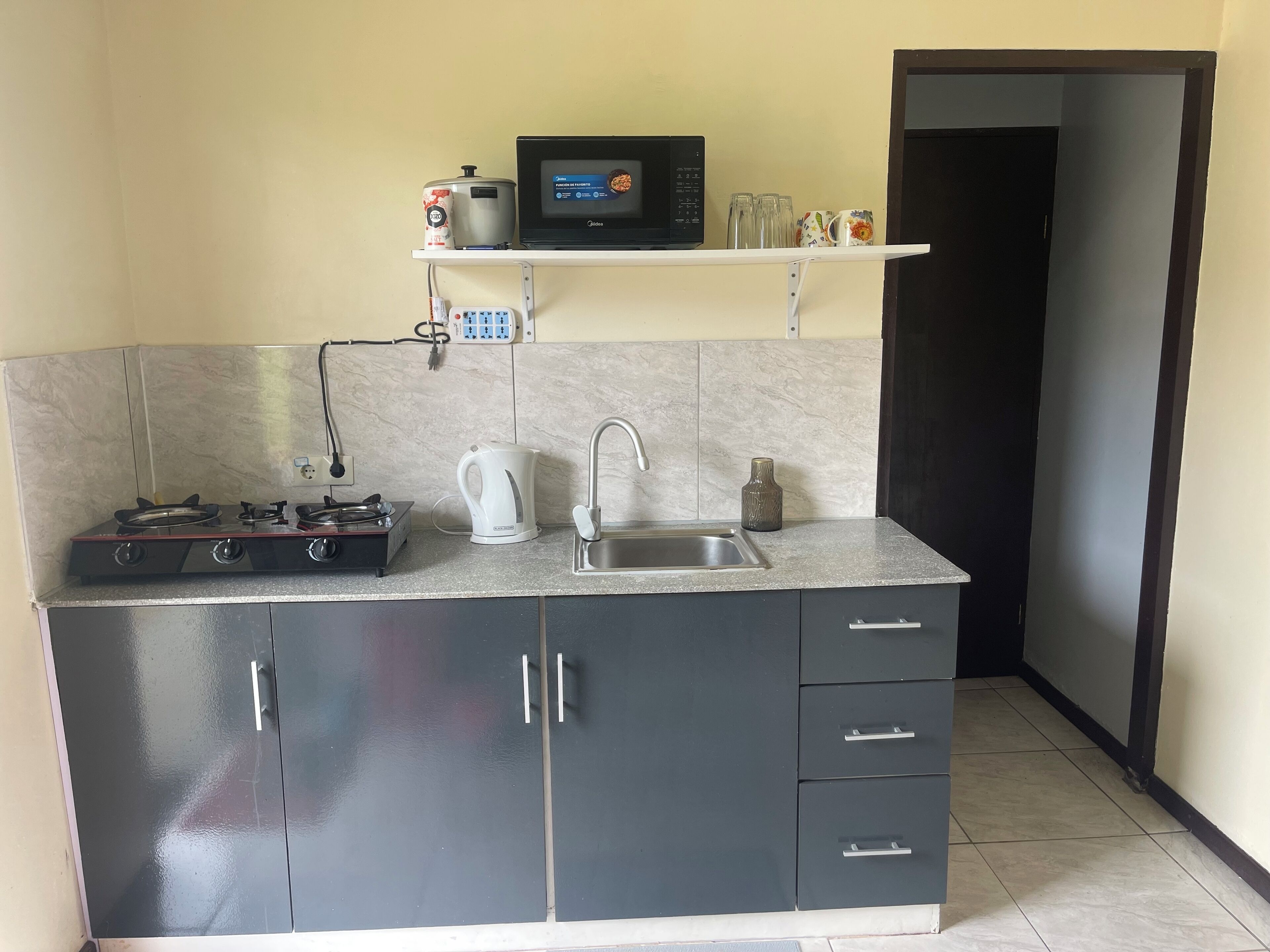 Réfrigérateur, micro-ondes, bouilloire électrique, tables à manger