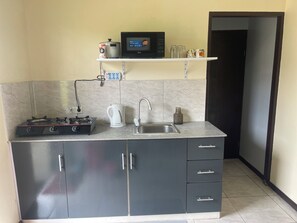 Refrigerador, microondas, tetera eléctrica y comedor 