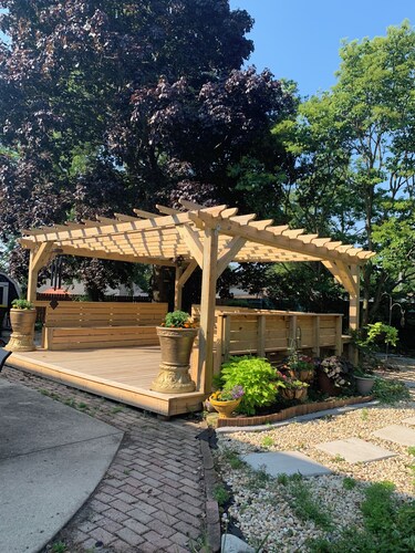 Pet Friendly, Near O’Hare, Fenced in, Cheerful Frida & Diego Home, up to 6 ppl