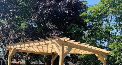 Pet Friendly, Near O’Hare, Fenced in, Cheerful Frida & Diego Home, up to 6 ppl