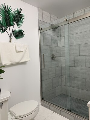 Doccia, asciugacapelli, asciugamani, sapone