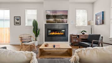 Een smart-tv en een open haard