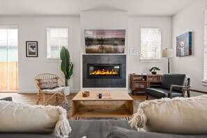 Een smart-tv en een open haard