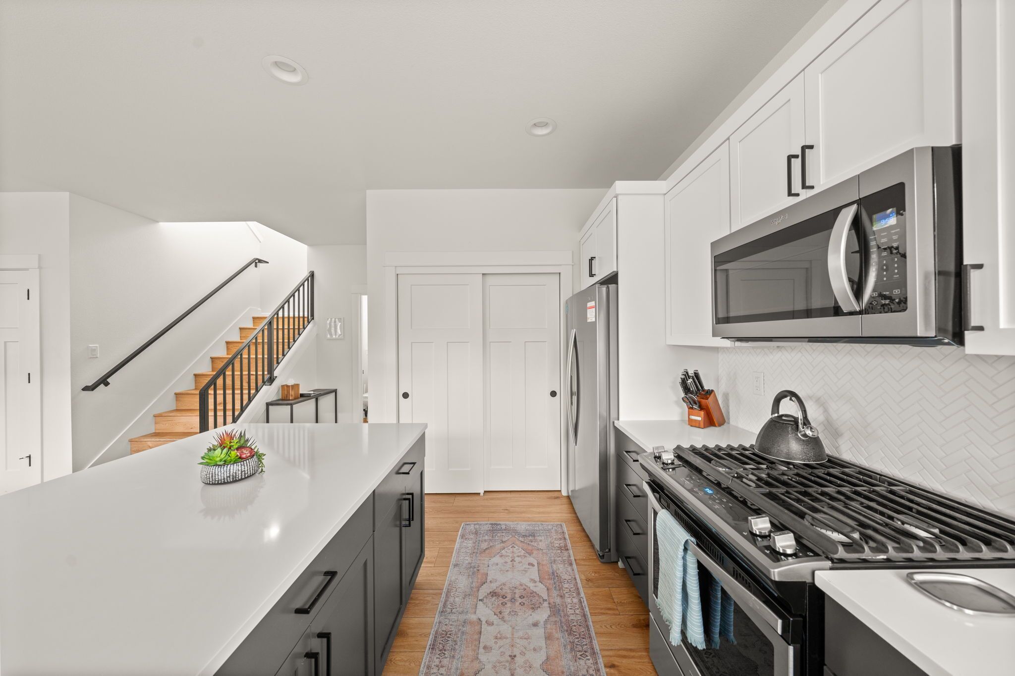 Een koelkast, een magnetron, een oven, een kookplaat