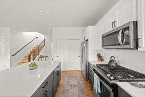 Een koelkast, een magnetron, een oven, een kookplaat