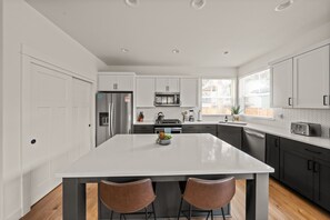 Een koelkast, een magnetron, een oven, een kookplaat