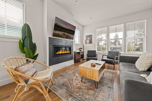 Smart TV, fireplace