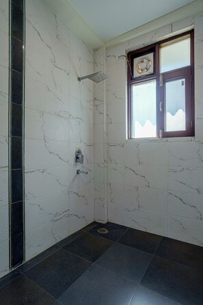 Vila grand | Banheiro | Chuveiro, chuveiro com efeito de chuva, toalhas de banho, sabonete