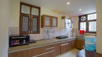 Villa Grand | Cocina privada | Refrigerador, parrilla de estufa, lavavajillas y cafetera y tetera