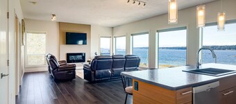 Bright & Cozy Oceanview Getaway in Union Bay - 2 QUEEN BED/1BATH