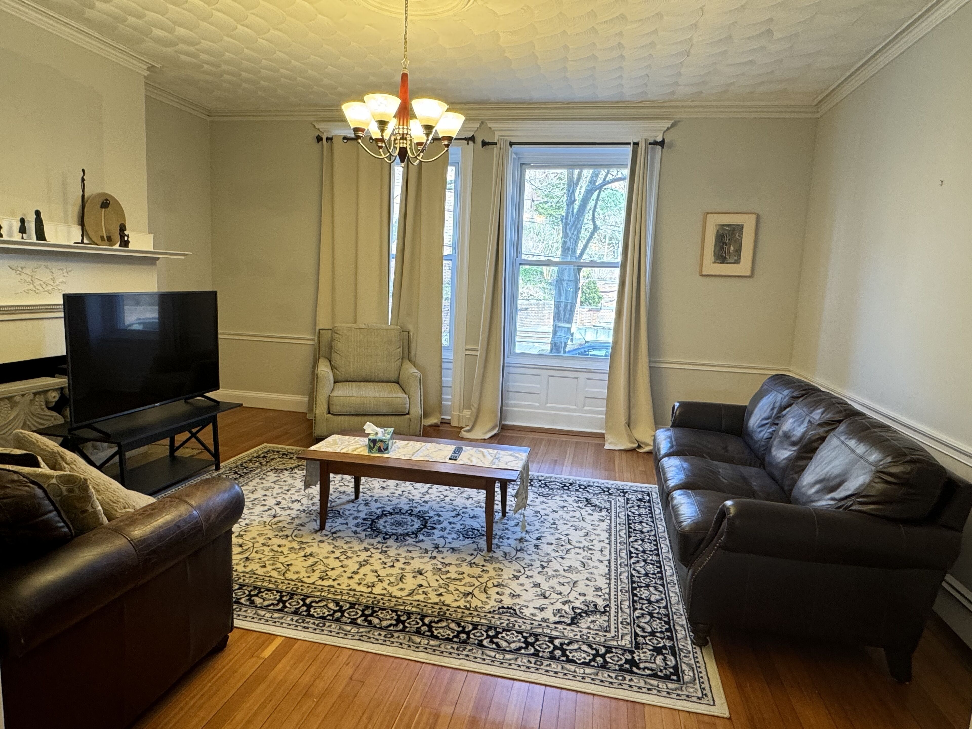 Beautiful, large, duplex in a chateau 3 bed, 2bath near C&D train, 