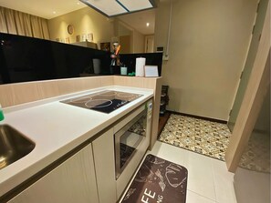 Refrigerador, microondas, parrilla de estufa y tetera eléctrica 