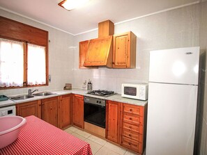 Mikrowelle, Ofen, Geschirrspüler, Hochstuhl