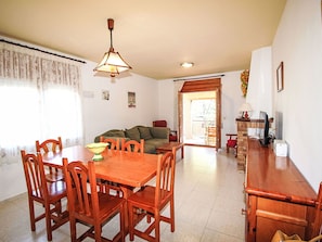 Interior - Beautiful apartment in villa for 6 guests with WIFI, pool, TV, terrace and pets allowed (Torroella De Montgrí)