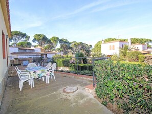 Outdoor dining - Cosy apartment in villa for 6 guests with WIFI, pool, TV, terrace and pets allowed (Torroella De Montgrí)