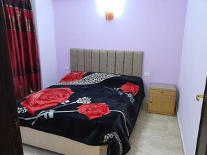 2 bedrooms, iron/ironing board, WiFi, bed sheets - 2-Bed - Sleeps 4 - Pet Friendly w Parking (Hurghada)