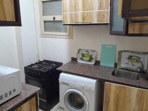 Fridge, microwave, oven, stovetop - 2-Bed - Sleeps 4 - Pet Friendly w Parking (Hurghada)
