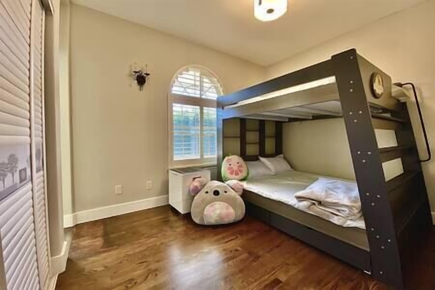 2 habitaciones, tabla de planchar con plancha, cuna de viaje y wifi 