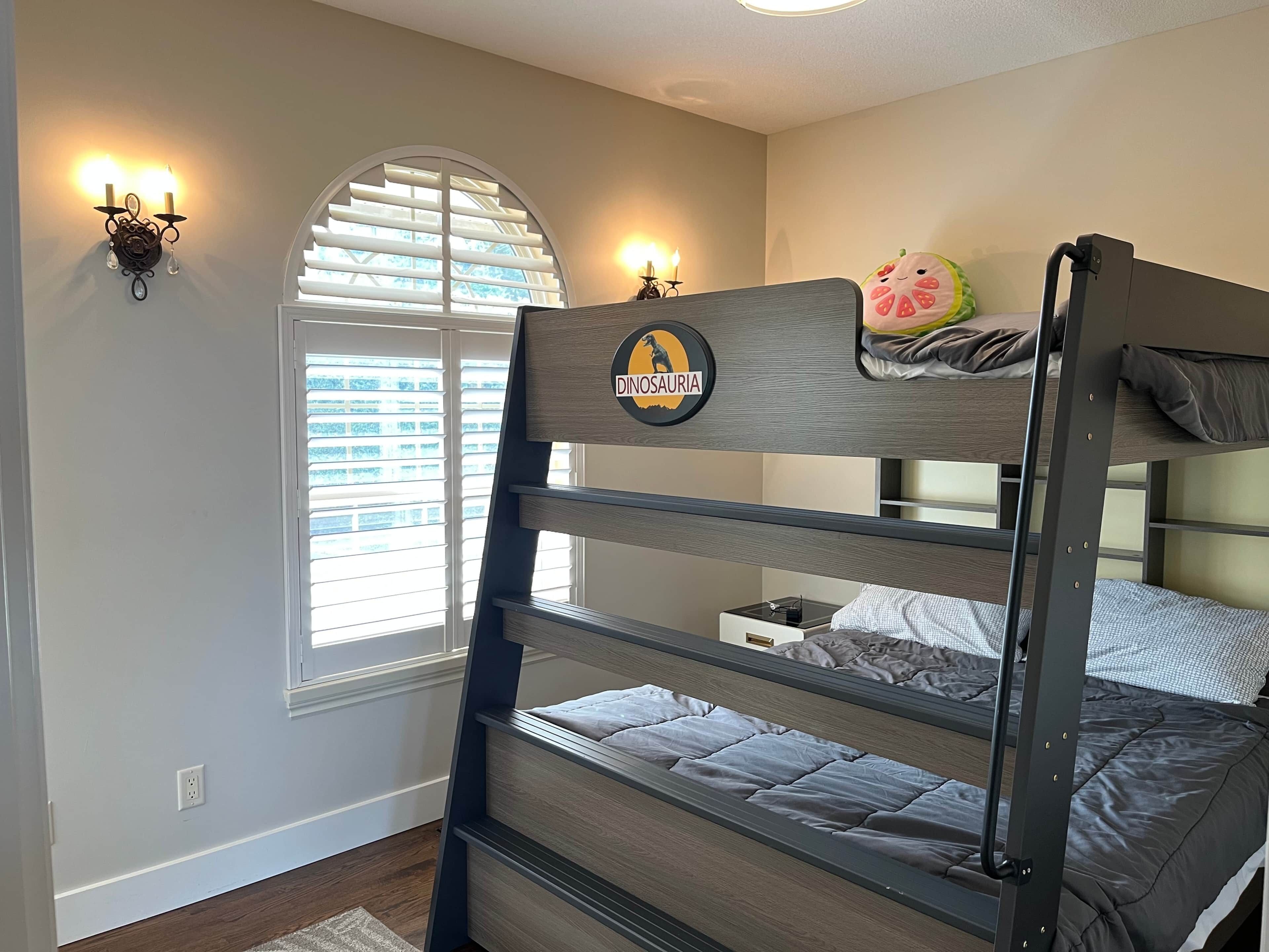 2 slaapkamers, een kluis op de kamer, een strijkplank/strijkijzer, wifi