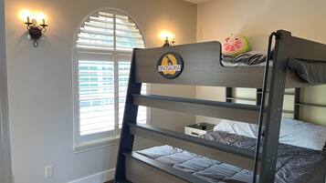 2 slaapkamers, een kluis op de kamer, een strijkplank/strijkijzer, wifi