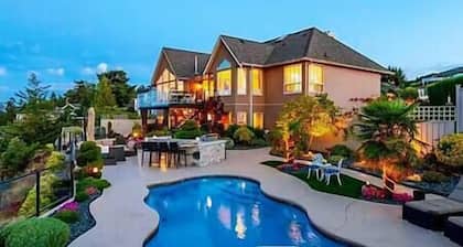 Oceanfront Gated Villa with pool & Hot tub in Nanaimo