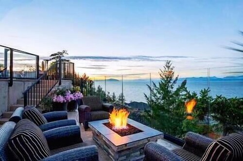 Oceanfront Gated Villa with pool & Hot tub in Nanaimo