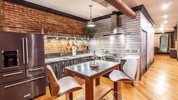 Køleskab, mikrobølgeovn, ovn, kogeplade