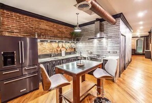 Køleskab, mikrobølgeovn, ovn, kogeplade