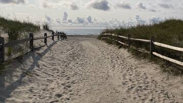 Plage à proximité, chaises longues