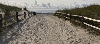 The Cozy Seahorse Cottage, a few steps to the beach!  