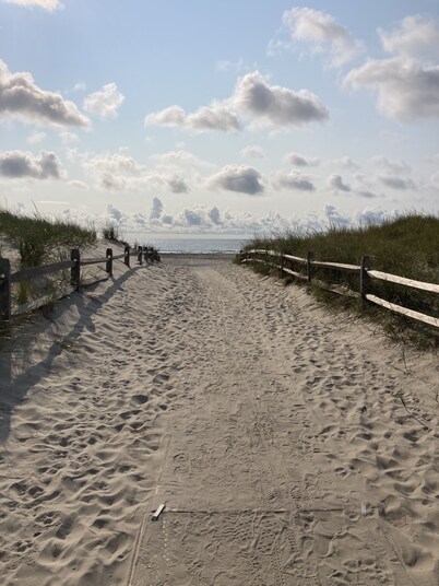 The Cozy Seahorse Cottage, a few steps to the beach!  
