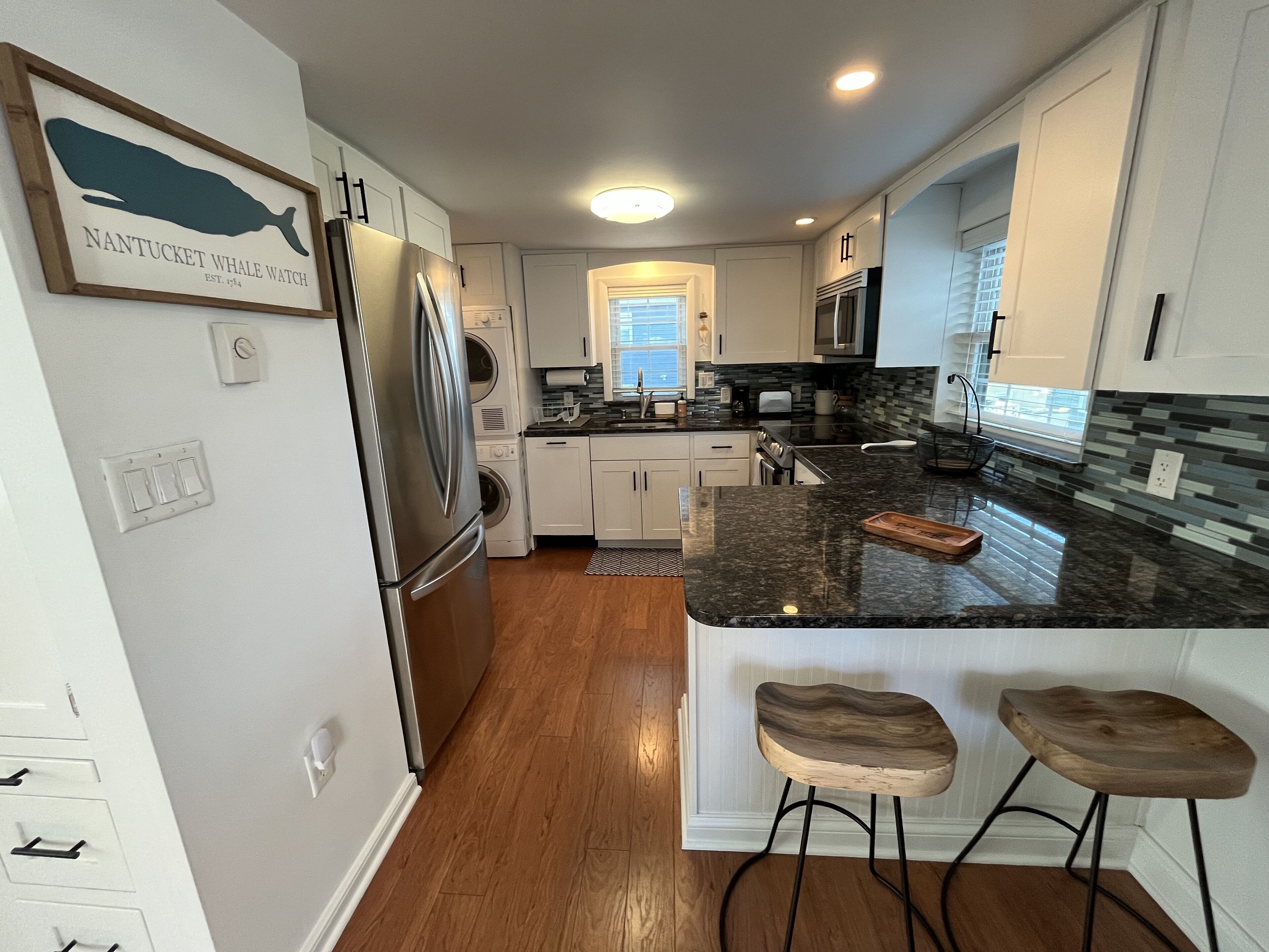 Full-size fridge, microwave, oven, stovetop