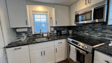 Grand réfrigérateur, micro-ondes, four, plaque de cuisson