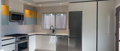 冷蔵庫、電子レンジ、オーブン、コンロ