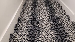 Una escalera con alfombra de estampado de cebra.